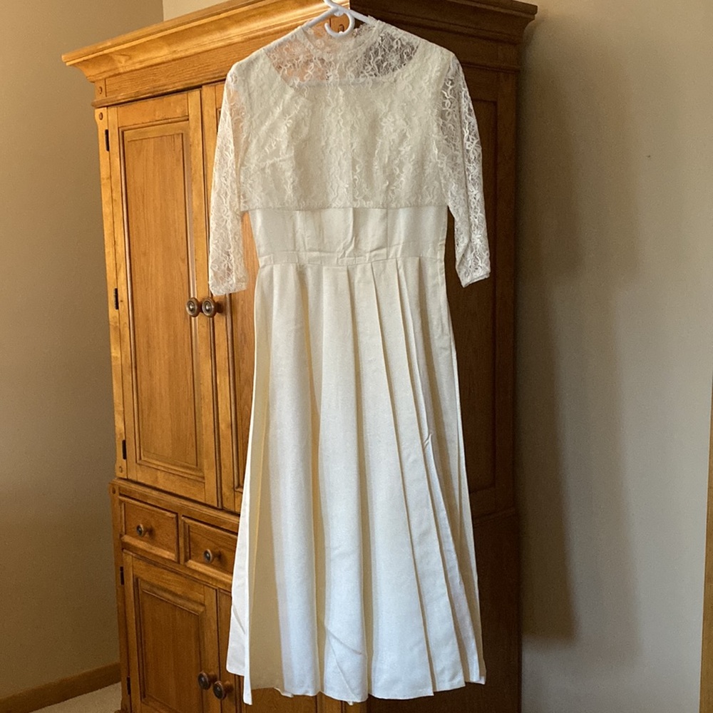 Handmade 1960’s Wedding gown. Mint condition. Worn 1 time. No stains or flaws. - Picture 9 of 16